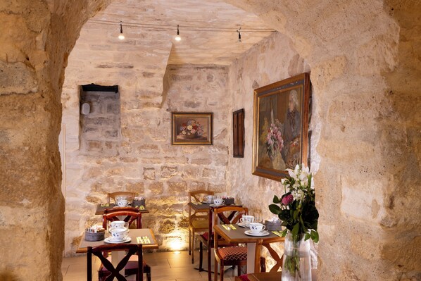 อาหารเช้าแบบบุฟเฟ่ต์ทุกวัน (EUR 18 ต่อคน)