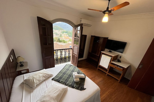 Minibar, free WiFi, bed sheets