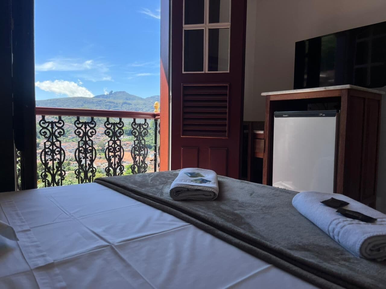 Standard Room, Mountain View | Minibar, free WiFi, bed sheets