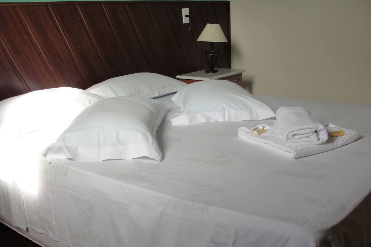 Minibar, wifi gratis y ropa de cama