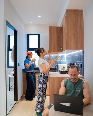 The Triplex (Deluxe Triple Room) | Microwave