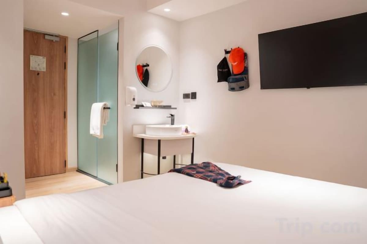 In-room safe, WiFi (free), bed sheets