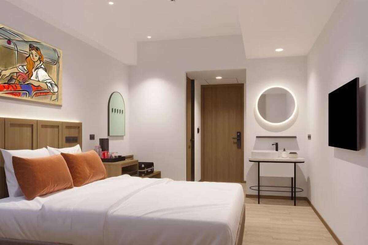 In-room safe, free WiFi, bed sheets