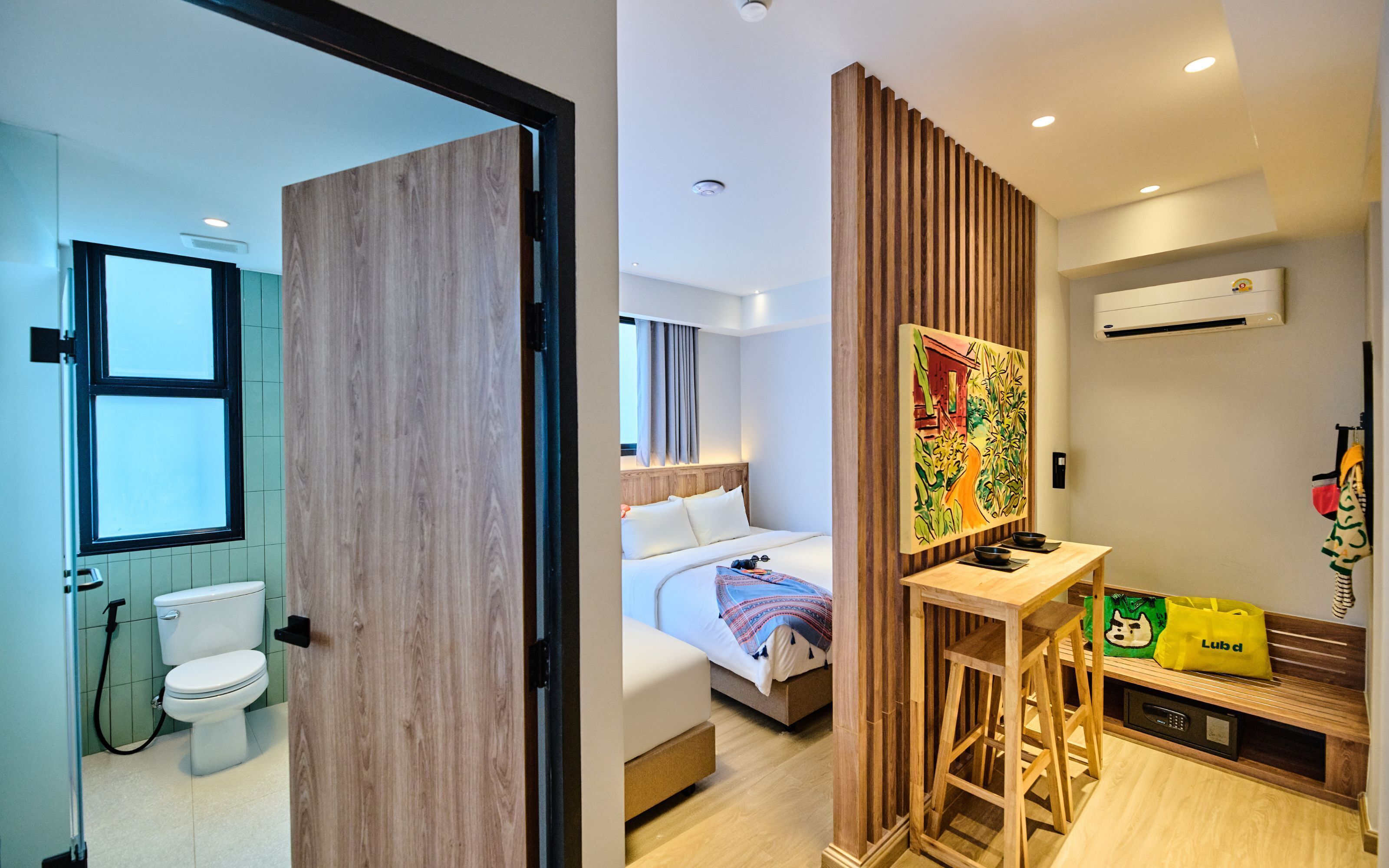 The Triplex - Deluxe Triple Room | Bathroom | Towels, toilet paper