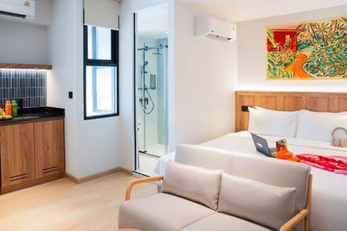 In-room safe, free WiFi, bed sheets