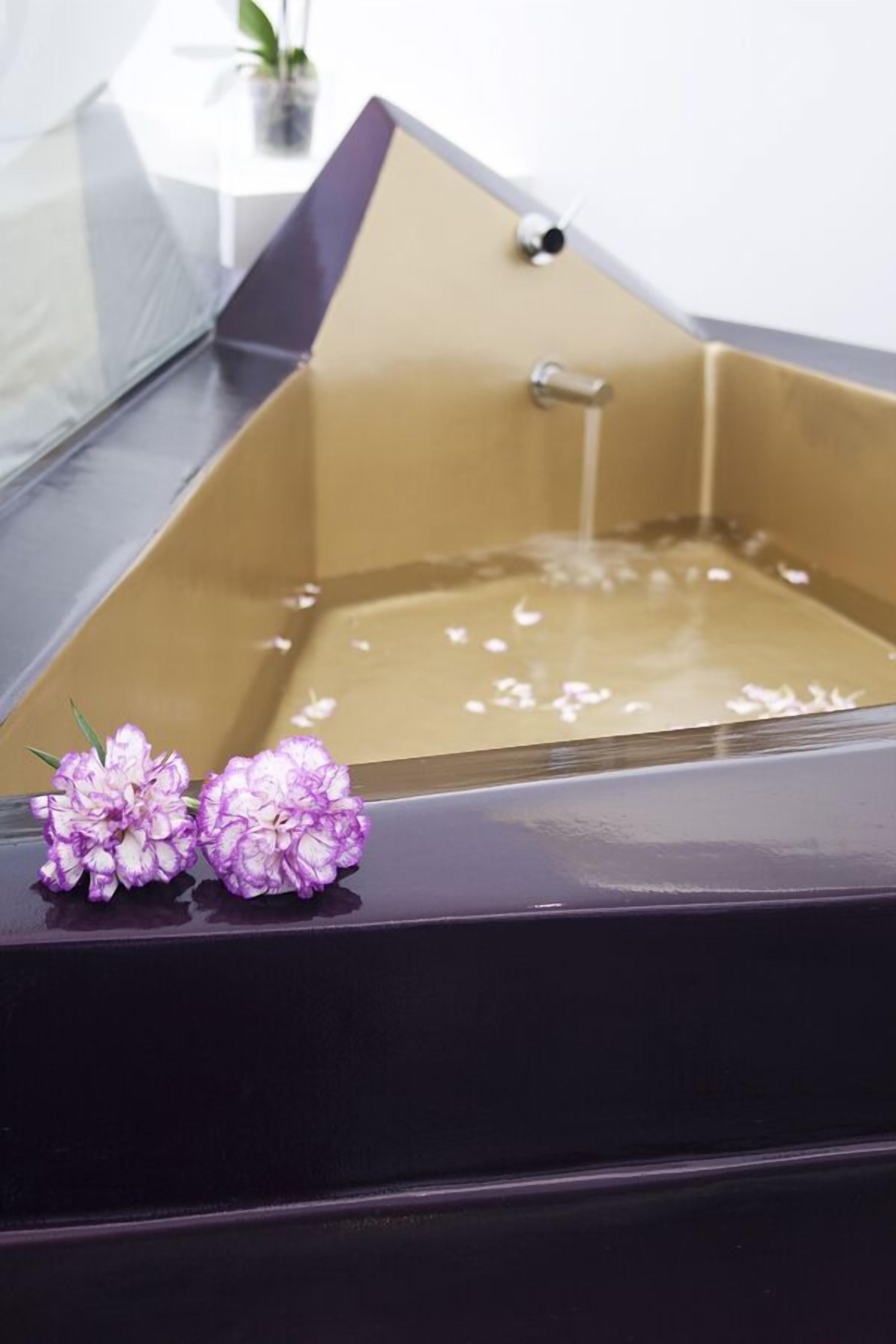 suite | deep-soaking bathtub