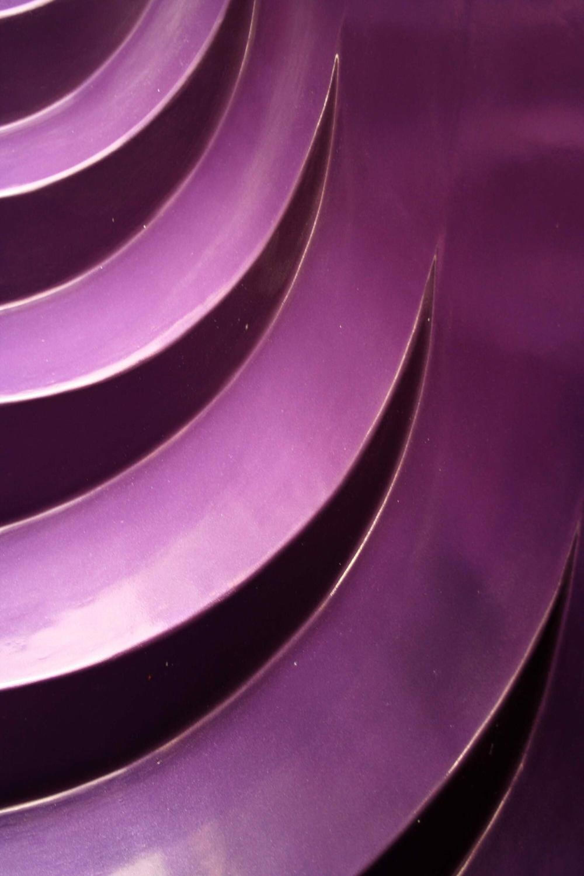 Primer plano de una escalera en espiral púrpura.