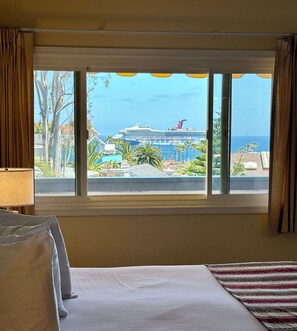 Pillow-top beds, blackout curtains, bed sheets - El Terado Terrace (Avalon)