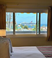 加厚床垫、遮光窗帘、床单