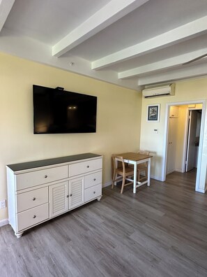 Pillow-top beds, blackout curtains, bed sheets - El Terado Terrace (Avalon)