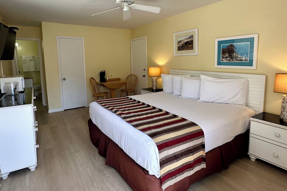Kamar Standar, 1 Tempat Tidur King | Bantalan ekstra lembut, tirai kedap cahaya, dan seprai linen