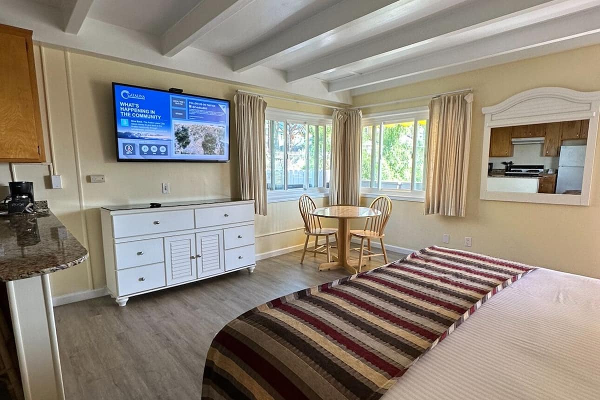 Suite, 1 King Bed (Ocean Side Mini 106)