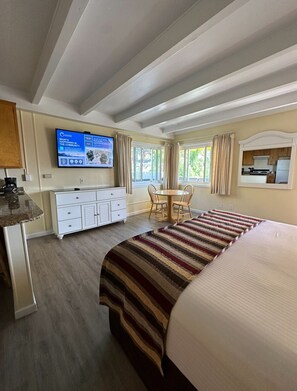 Suite, 1 très grand lit (Ocean Side Mini 106) | Surmatelas, rideaux occultants, draps fournis