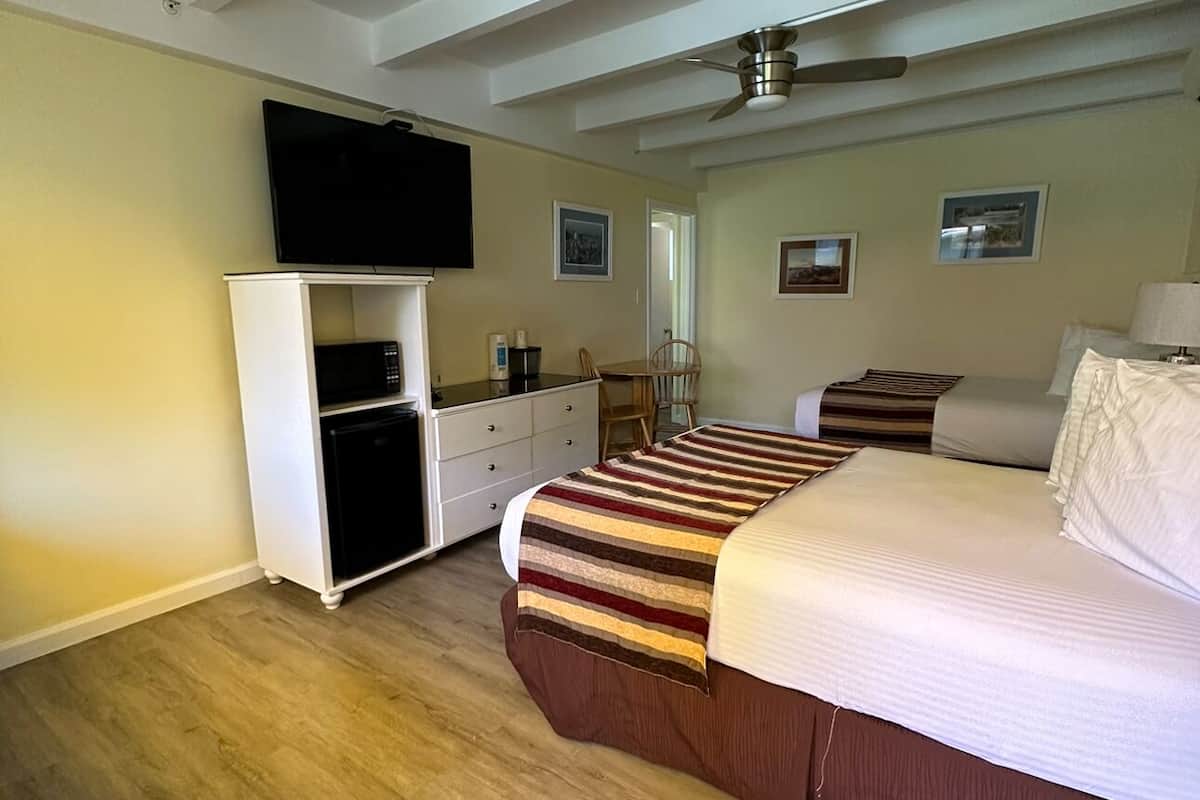 Kamar Standar, 2 Tempat Tidur Double | Bantalan ekstra lembut, tirai kedap cahaya, dan seprai linen