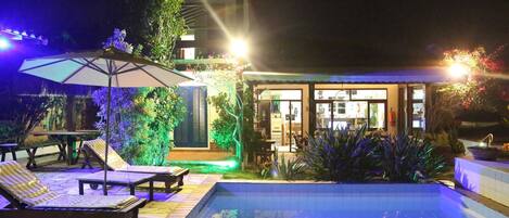 Voorkant accommodatie - avond/nacht