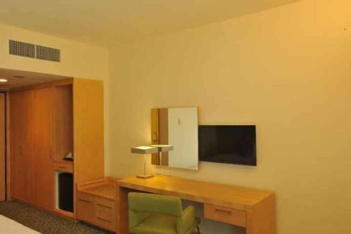 Minibar, caja fuerte, escritorio y sistema de insonorización