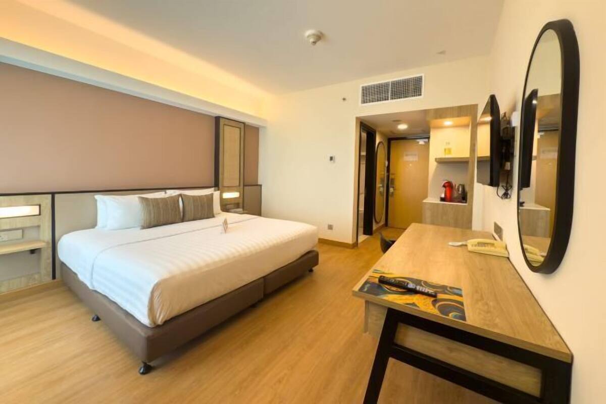 Minibar, caja de seguridad en la habitación y escritorio 