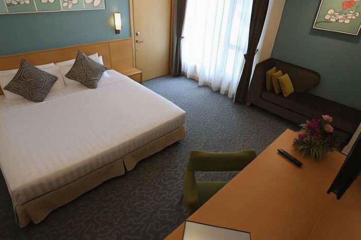Een minibar, een kluis op de kamer, een bureau, geluiddichte muren