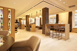 供应早餐、午餐和晚餐，国际美食，室外就餐