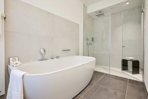Suite | Kamar mandi | Pengering rambut, sandal, handuk, dan sabun