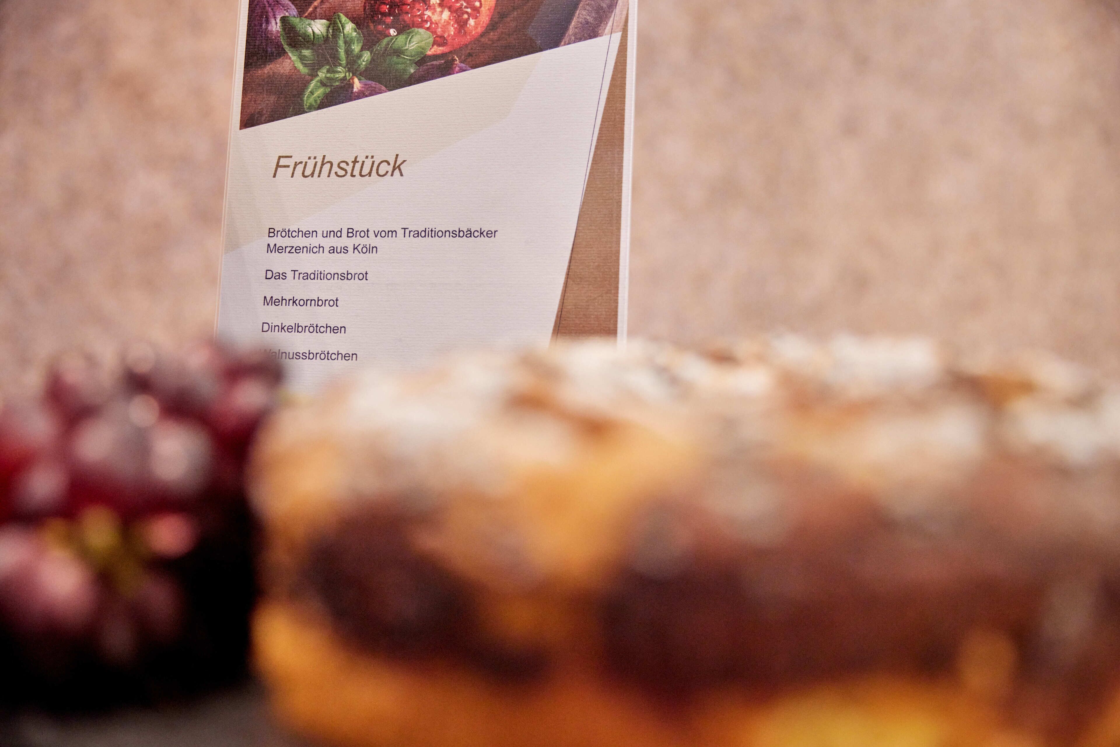 Een menukaart met verschillende soorten broodjes en brood.