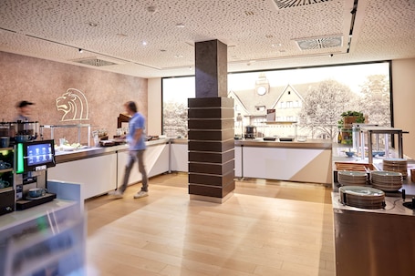 Desayuno buffet diario (EUR 18 por persona)