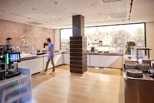 Café da manhã com buffet todos os dias mediante uma taxa