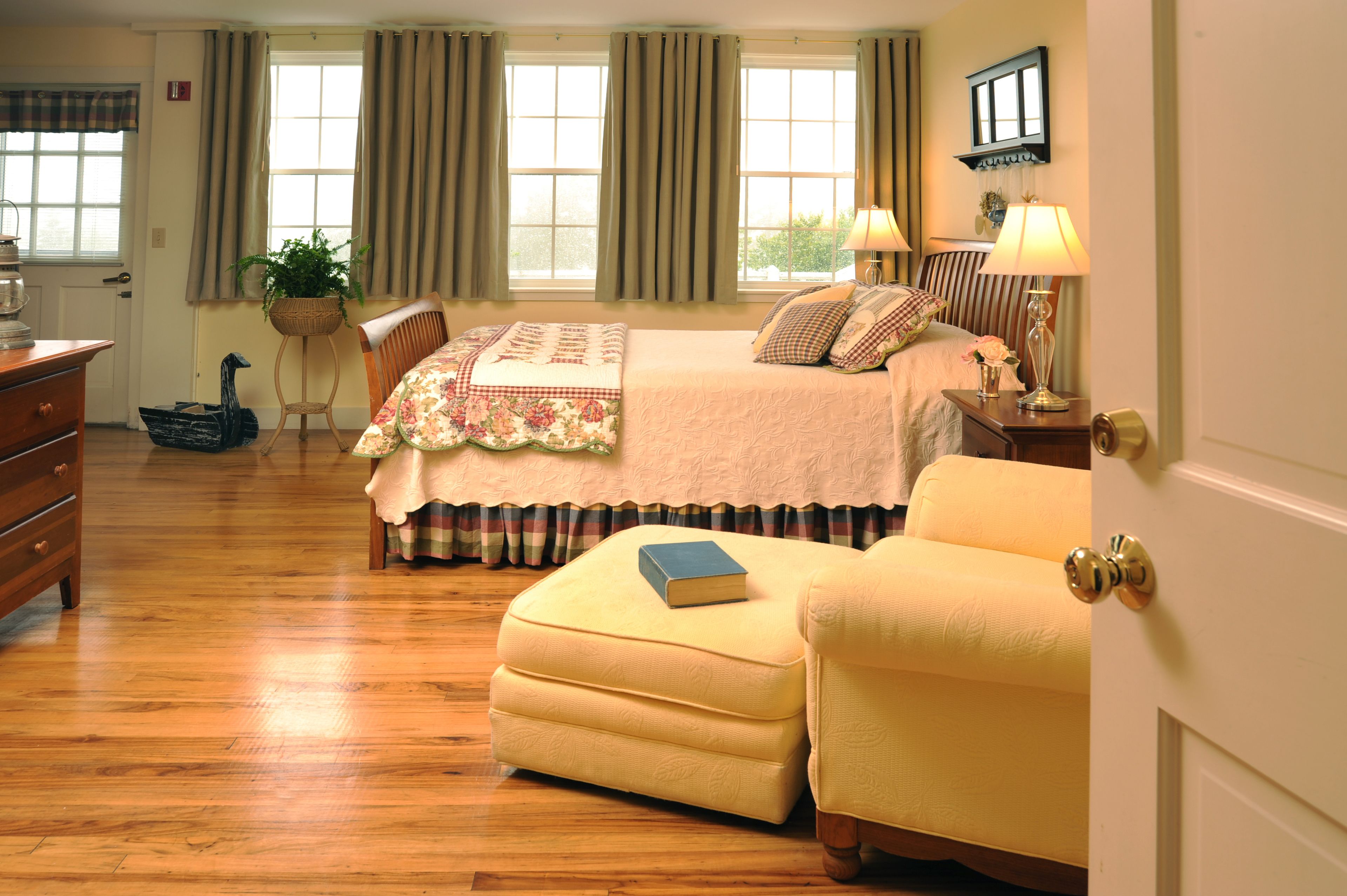 deluxe room | 1 bedroom, individually decorated, individually furnished