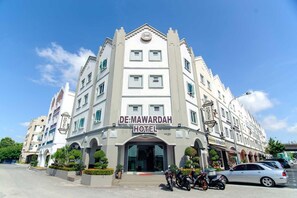 The DeMawardah Hotel with a prominent entrance, multiple floors, and a classic architectural style. - De Mawardah Hotel, Taming Sari Tower Malacca (Malacca City)