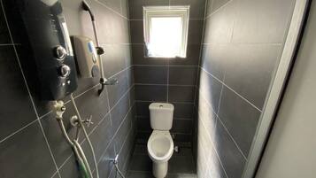 Apartment, 3 Bedrooms | Bathroom | Shower, hair dryer, towels