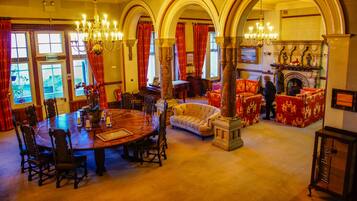 Coin salon dans le hall