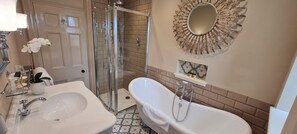 South Tower Junior Suite with Sea View (Not Pet Friendly) | Bathroom