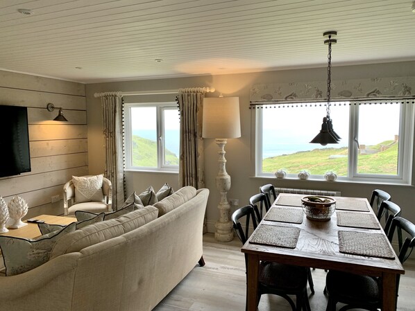 Departamento Deluxe, 3 habitaciones, vista al mar | Área de sala de estar