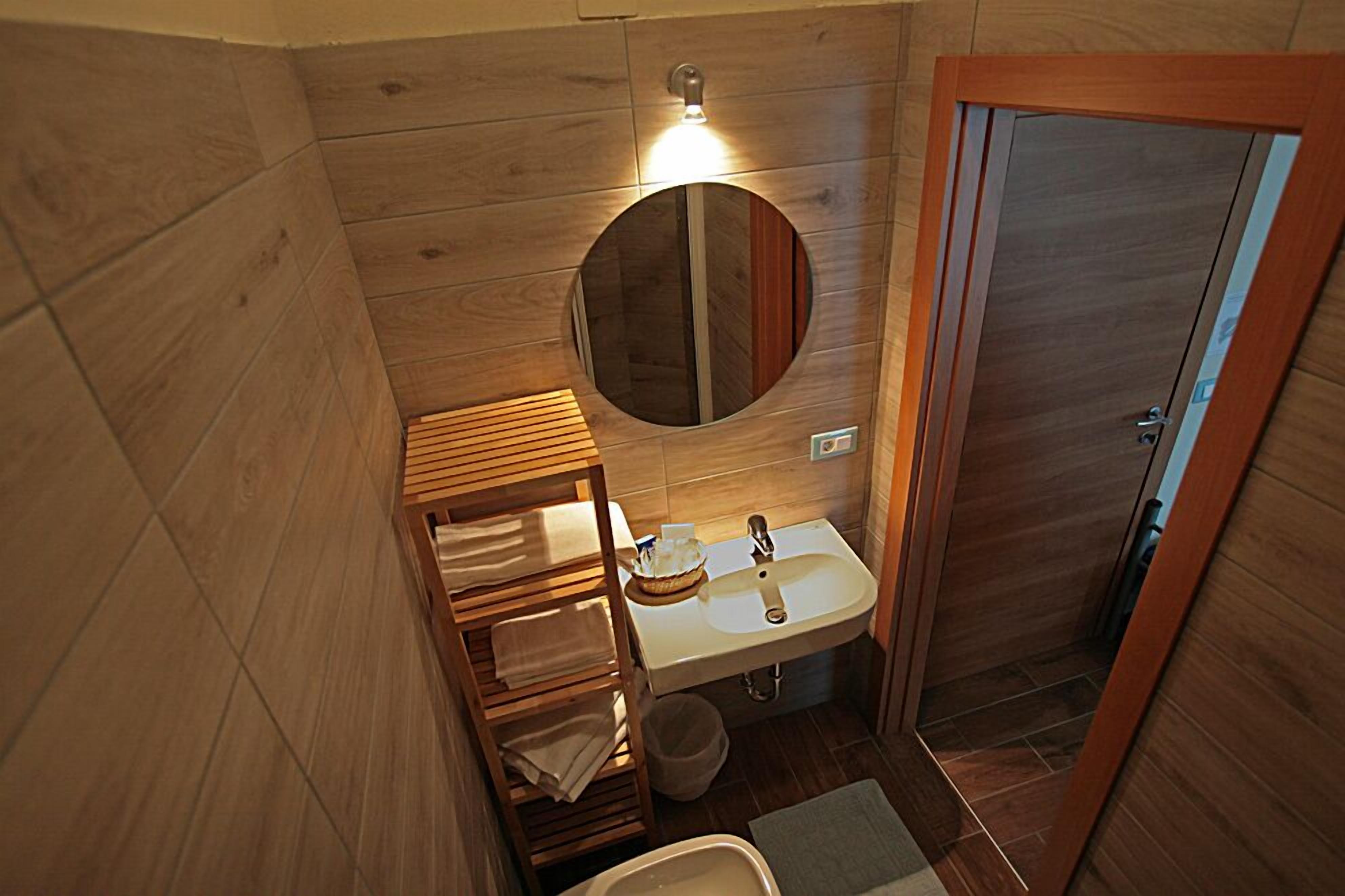 triple room | bathroom | shower, free toiletries, hair dryer, bidet