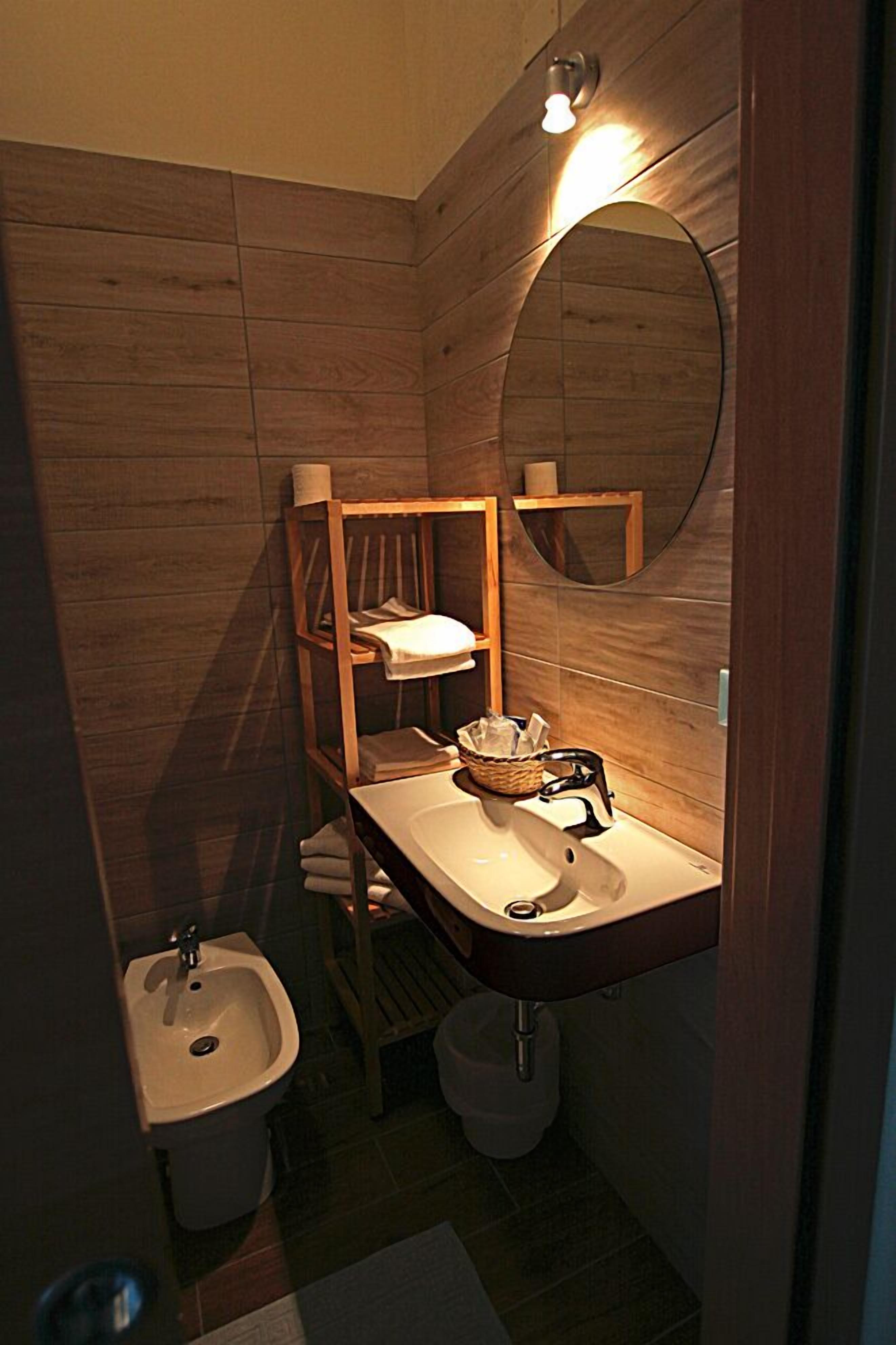 triple room | bathroom | shower, free toiletries, hair dryer, bidet