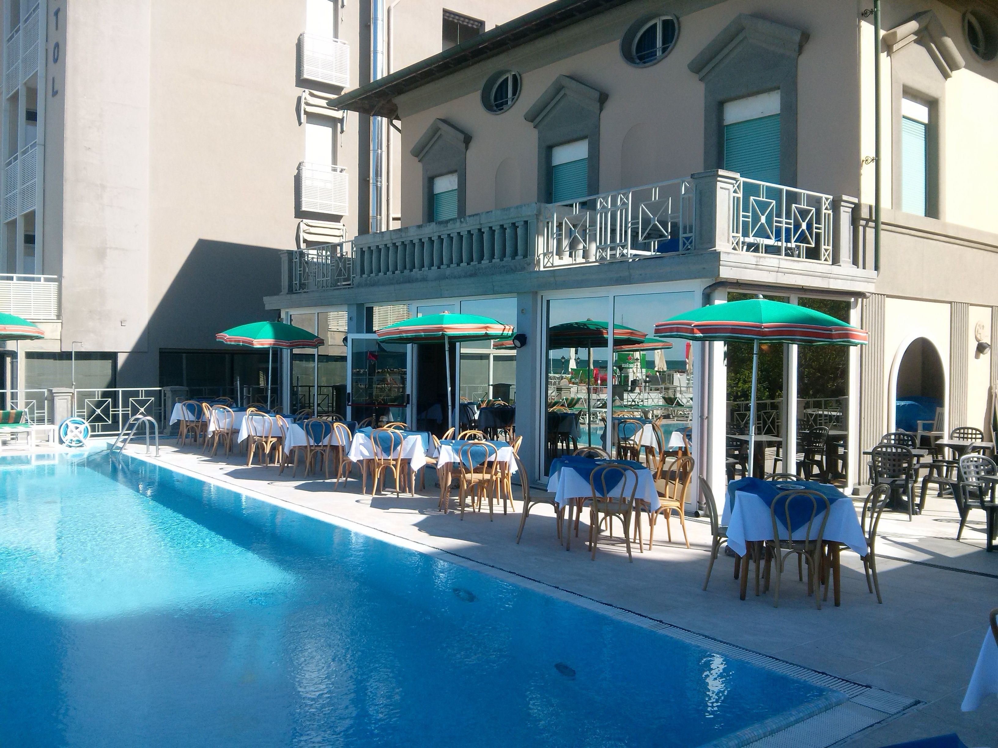 2 outdoor pools, pool loungers