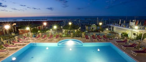 2 buitenzwembaden, ligstoelen bij het zwembad