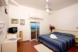 Caja fuerte, escritorio, cunas (de pago) y wifi gratis