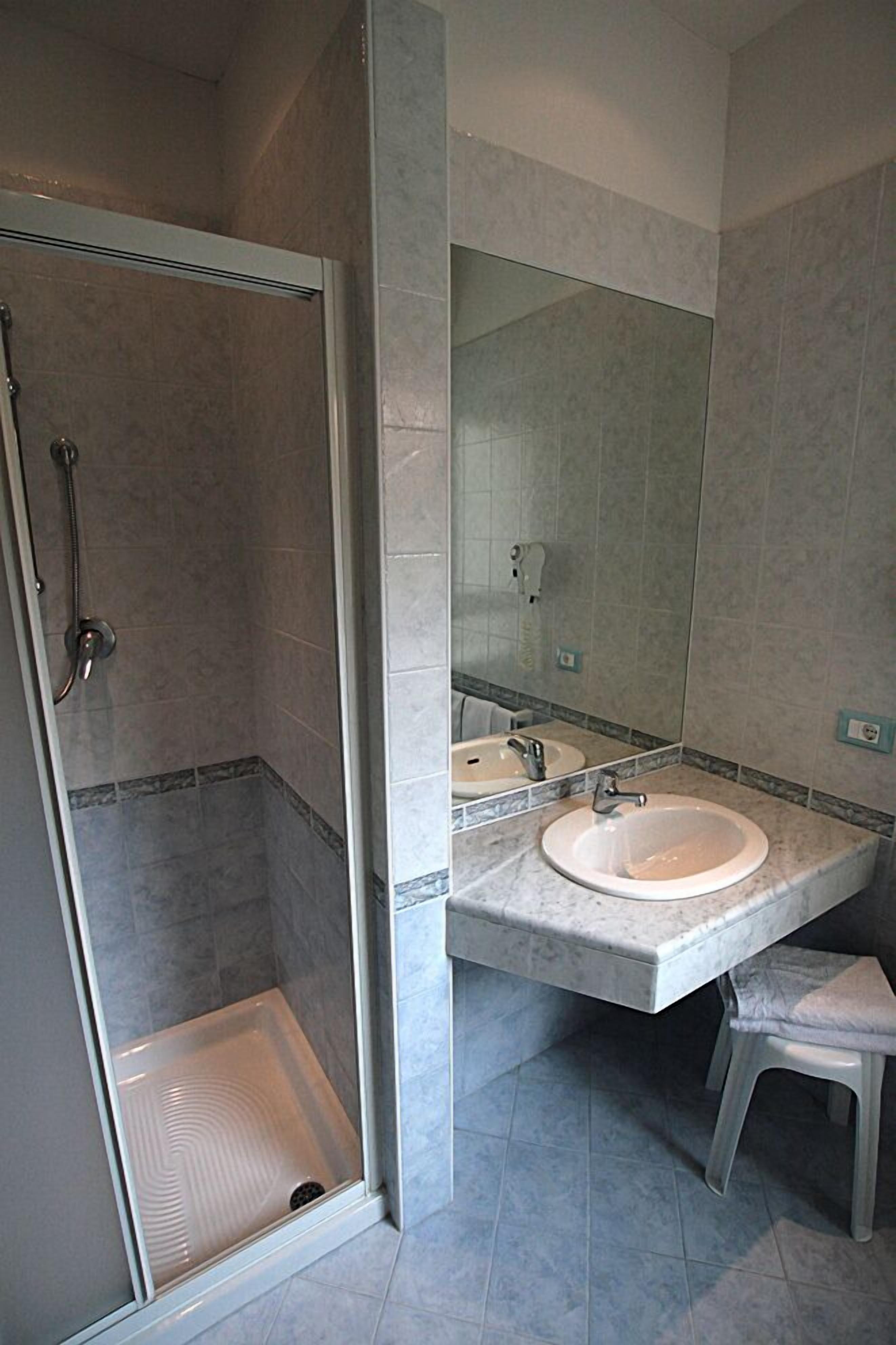 triple room | bathroom | shower, free toiletries, hair dryer, bidet