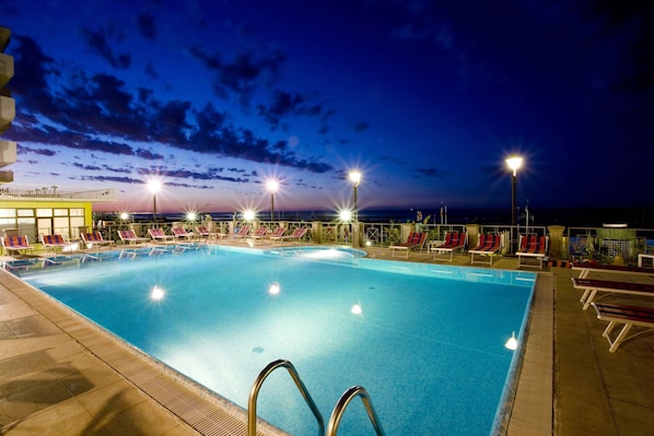 2 piscines extérieures, chaises longues