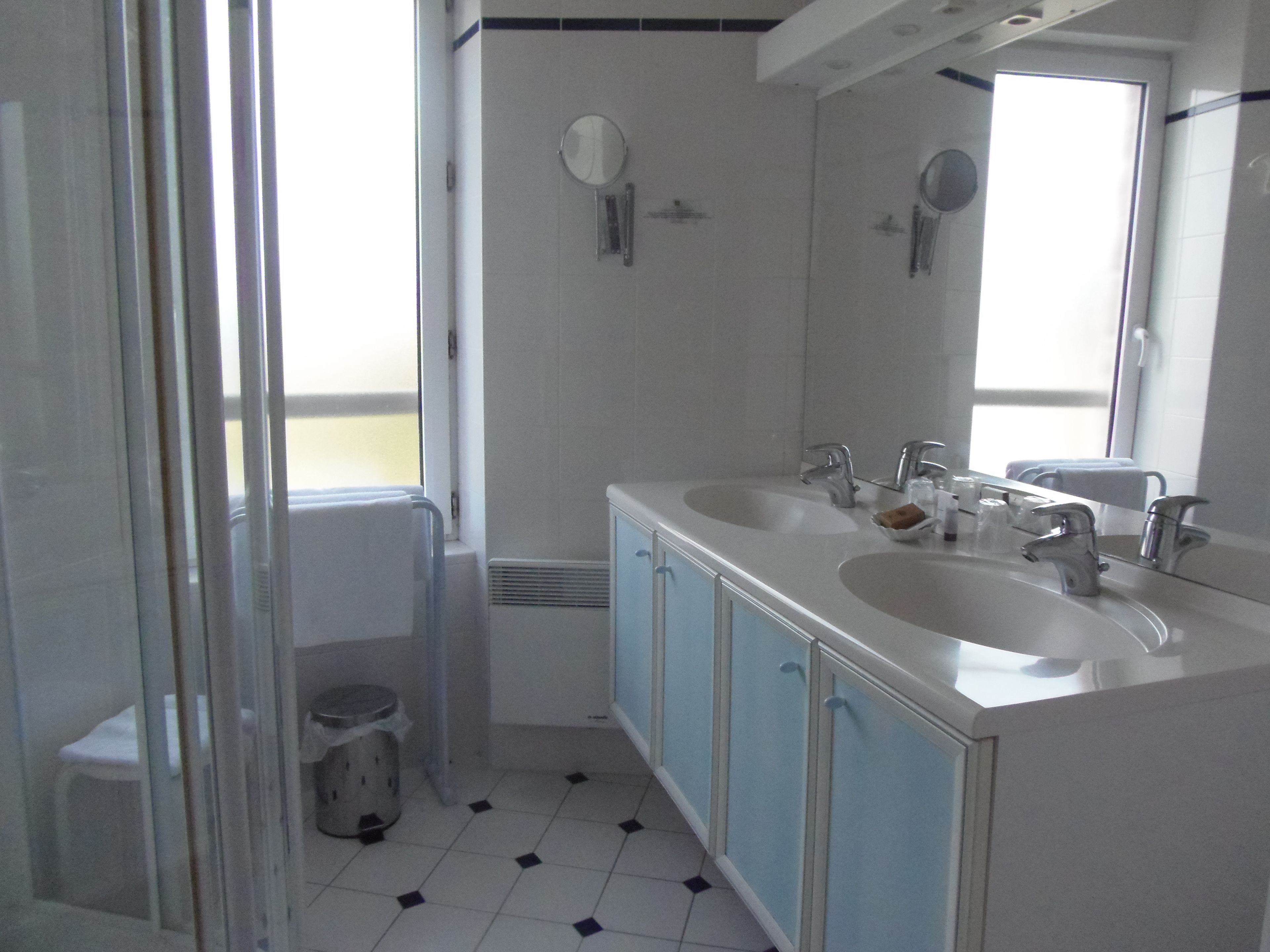 superior room, sea view | bathroom | shower, free toiletries, hair dryer, towels