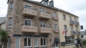 A stone building with balconies and a sign reading "Hotel de la Mer." - Hotel de la Mer (Pleneuf-Val-Andre)