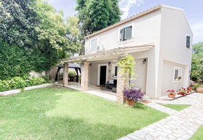 Ferienhaus, 2 Schlafzimmer, Terrasse, zum Garten hin | Zimmersafe, individuell dekoriert, individuell eingerichtet