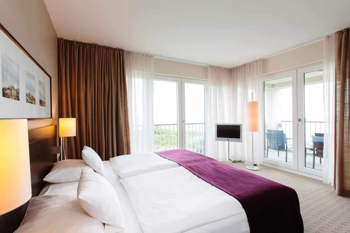 Deluxe Suite, Ocean View | Premium bedding, free minibar, in-room safe, individually decorated