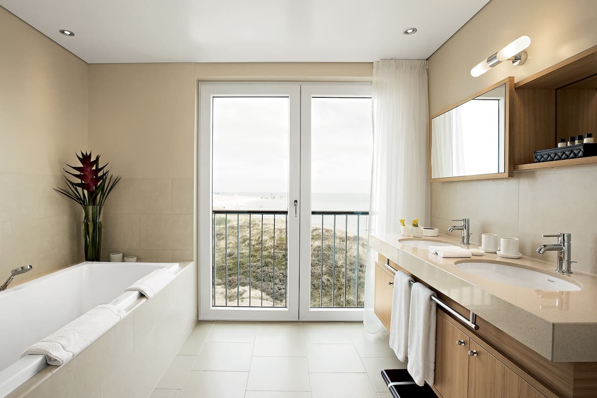 shower, rainfall showerhead, free toiletries, hair dryer