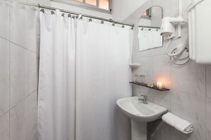 Bruser, gratis toiletartikler, hårtørrer, håndklæder