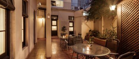 Televisión LCD de 32 pulgadas con canales por cable, una televisión