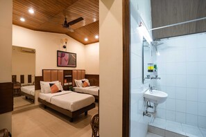 Deluxe Twin Room | Bathroom | Shower, towels - Zostel Delhi (New Delhi)