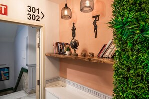 Interior - Zostel Delhi (New Delhi)