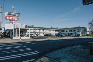 Property entrance - La Hacienda Motel (Seattle)